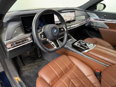BMW i7