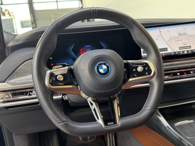 BMW i7