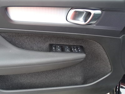 Volvo XC40 Momentum Pro 2WD*NAVI*NAVI*AHK*LED*SHZG* 