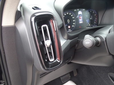 Volvo XC40 Momentum Pro 2WD*NAVI*NAVI*AHK*LED*SHZG* 