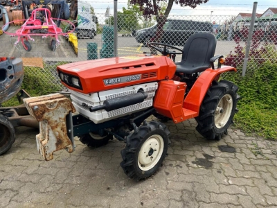 KUBOTA Trecker 1400 mit Zapfwelle am Heck und Heuwender