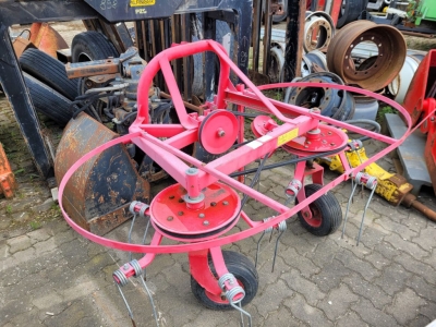 KUBOTA Trecker 1400 mit Zapfwelle am Heck und Heuwender