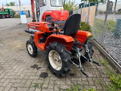 KUBOTA Trecker 1400 mit Zapfwelle am Heck und Heuwender