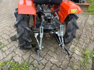 KUBOTA Trecker 1400 mit Zapfwelle am Heck und Heuwender