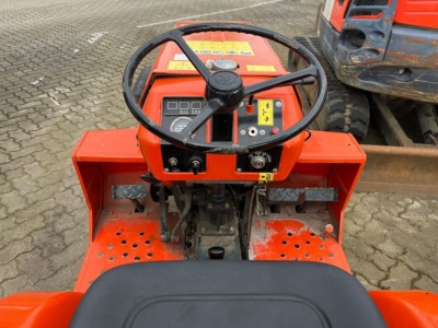 KUBOTA Trecker 1400 mit Zapfwelle am Heck und Heuwender