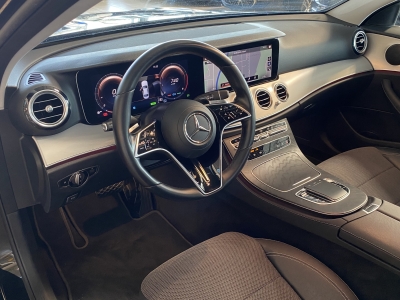 Mercedes-Benz E 300 Avantgarde WideScreen LED R.Cam Navi SHZ 