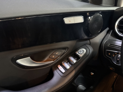 Mercedes-Benz C 300 e Avantgarde LED Navi R.Cam SHZ Tempomat 