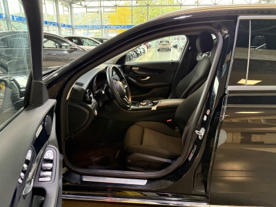 Mercedes-Benz C 300 e Avantgarde LED Navi R.Cam SHZ Tempomat 