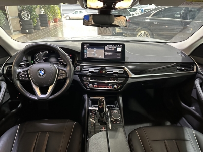 BMW 530 e*Navi*Leder*AHK*LED*PDC*SHZ*DAB*Luftfedern 