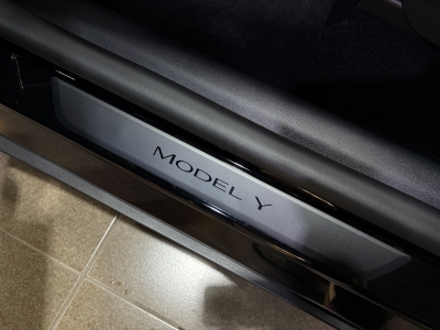 Tesla Model Y Pano Leder ACC Wärmepumpe LED Navi R.Cam