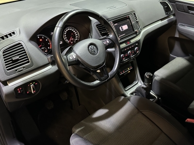 VW Sharan Comfortline 7-Sitzer Navi PDC DAB+ BLIS