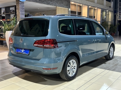 VW Sharan Comfortline 7-Sitzer Navi PDC DAB+ BLIS