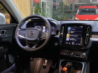 Volvo XC40 Momentum Pro*2WD*SHZ*Navi*LED*Keyless*