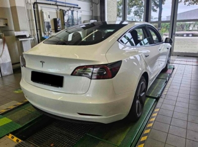 Tesla Model 3 Autopilot*LED*Wärmepumpe*Leder*Pano*ACC