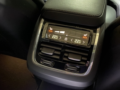 Volvo XC60 Ultimate Dark*AWD*B&W*360Cam*LED*SHZ*Pano*