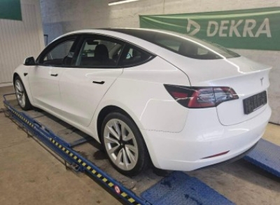 Tesla Model 3 RWD*R.Cam*ACC*Pano*Autopilot*Wärmepumpe 