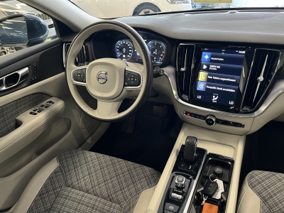 Volvo V60 Momentum*Pano*Cockpit*Navi*LED*RCam*CarPlay*