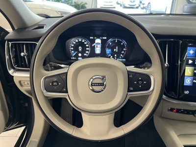 Volvo V60 Momentum*Pano*Cockpit*Navi*LED*RCam*CarPlay*