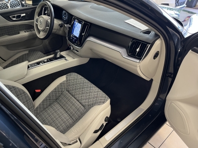 Volvo V60 Momentum*Pano*Cockpit*Navi*LED*RCam*CarPlay*