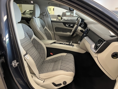 Volvo V60 Momentum*Pano*Cockpit*Navi*LED*RCam*CarPlay*