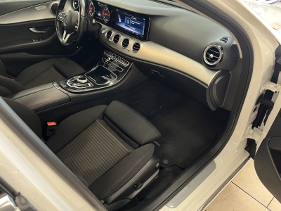 Mercedes-Benz E 300 de*Avangarde*AHK*Navi*LED*R.Cam*CarPlay