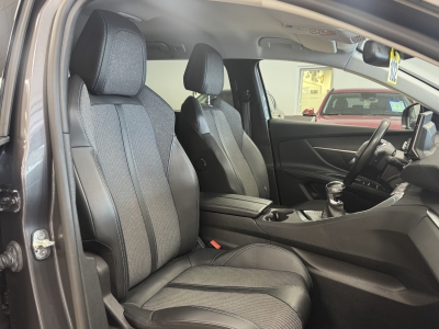 Peugeot 5008 Allure*7-Sitzer*LED*R-Cam*AHK*Navi*TeiLeder