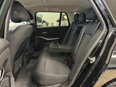 BMW 330 e Advantage*LED*AHK*ACC*HUD*Navigation*SHZ*