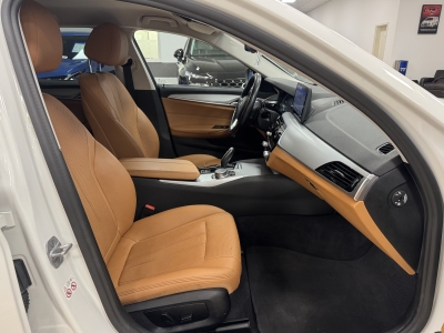 BMW 530 d xDrive*AHK*ACC*CarPlay*LED*Navi*R-Cam*SHZ*