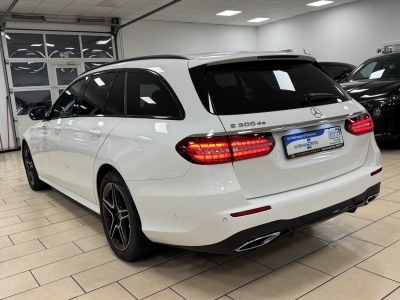 Mercedes-Benz E 300 de*AMG-Line*Night-Paket*Pano*LED*R-Cam*SHZ
