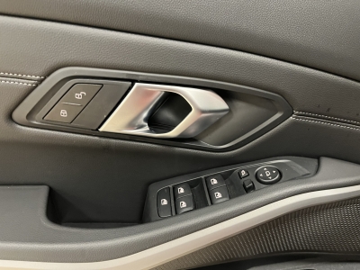 BMW 318 i*Leder*Shadow*Widescreen*R.Cam*AHK*SHZ*LED*