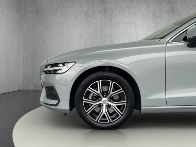 Volvo V60 B4 CORE*MILD-HYB.*1.HAND*R.KAM*4xSHZ*NAVI*