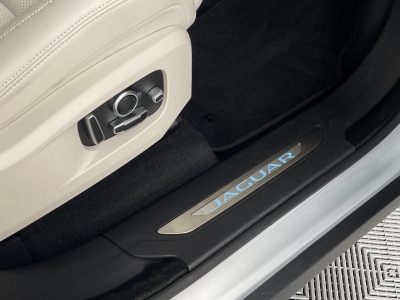 Jaguar F-PACE D200 SE AWD*360° KAM*AHK*LED*PANORAMA*