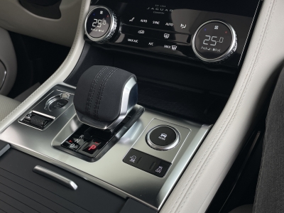 Jaguar F-PACE D200 SE AWD*360° KAM*AHK*LED*PANORAMA*