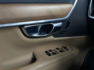 Volvo V90 D4*INSCRIPTION*360° KAMERA*LEDER*LED*AHK*