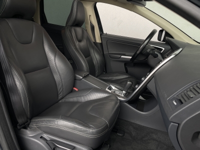 Volvo XC60 2.4L D5*R-DESIGN AWD*PANORAMA*
