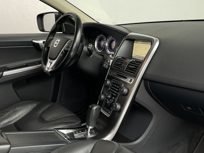 Volvo XC60 2.4L D5*R-DESIGN AWD*PANORAMA*