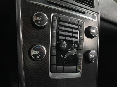 Volvo XC60 2.4L D5*R-DESIGN AWD*PANORAMA*