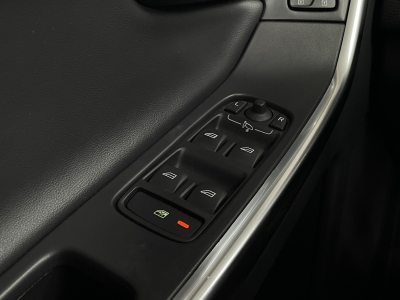 Volvo XC60 2.4L D5*R-DESIGN AWD*PANORAMA*