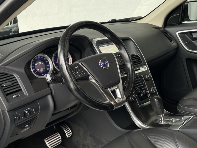 Volvo XC60 2.4L D5*R-DESIGN AWD*PANORAMA*