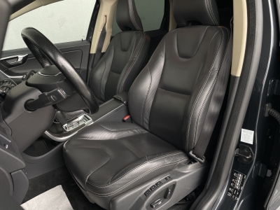 Volvo XC60 2.4L D5*R-DESIGN AWD*PANORAMA*