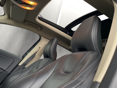 Volvo XC60 2.4L D5*R-DESIGN AWD*PANORAMA*