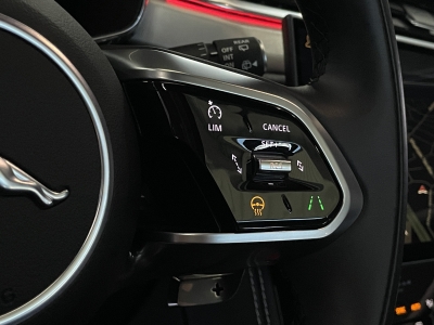 Jaguar F-PACE R-Dynamic SE AWD*BLACK PACK*1.HAND*PANO*