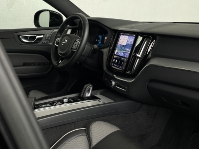 Volvo XC60 B4*R-DESIGN*2WD*XENIUM*HARMAN/K*PANORAMA*