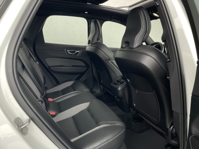 Volvo XC60 B4*PLUS DARK*R-DESIGN*KEYLESS*R.KAM*1.HAND*