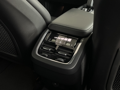 Volvo XC60 B4*PLUS DARK*R-DESIGN*KEYLESS*R.KAM*1.HAND*