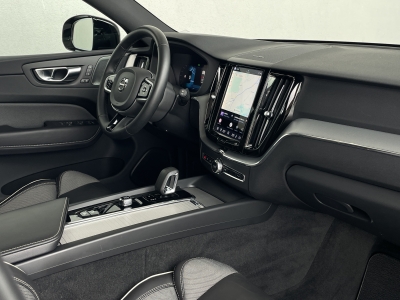 Volvo XC60 B4*PLUS DARK*R-DESIGN*KEYLESS*R.KAM*1.HAND*