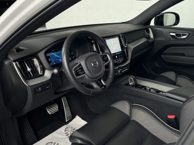 Volvo XC60 B4*PLUS DARK*R-DESIGN*KEYLESS*R.KAM*1.HAND*