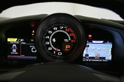 Ferrari F8 Spider Carbon Liftsystem BeifahrerDisplay