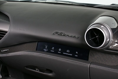 Ferrari F8 Spider Carbon Liftsystem BeifahrerDisplay