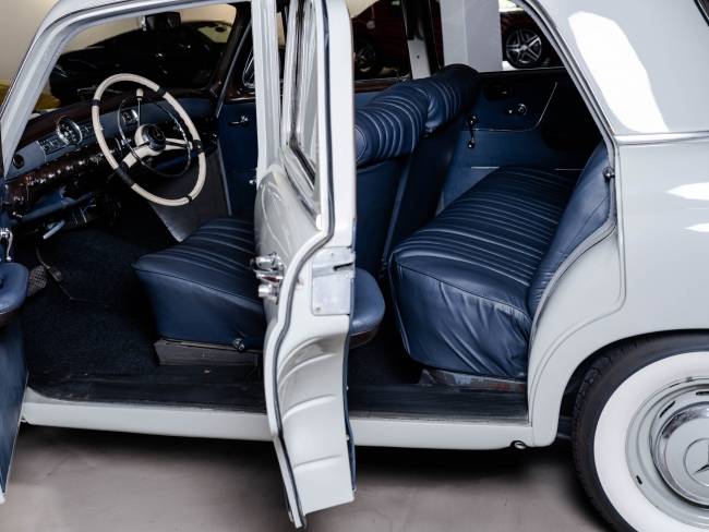 Mercedes-Benz 219 Ponton (W105) 